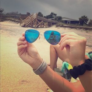 I'm selling Ray-ban aviators with blue lenses.