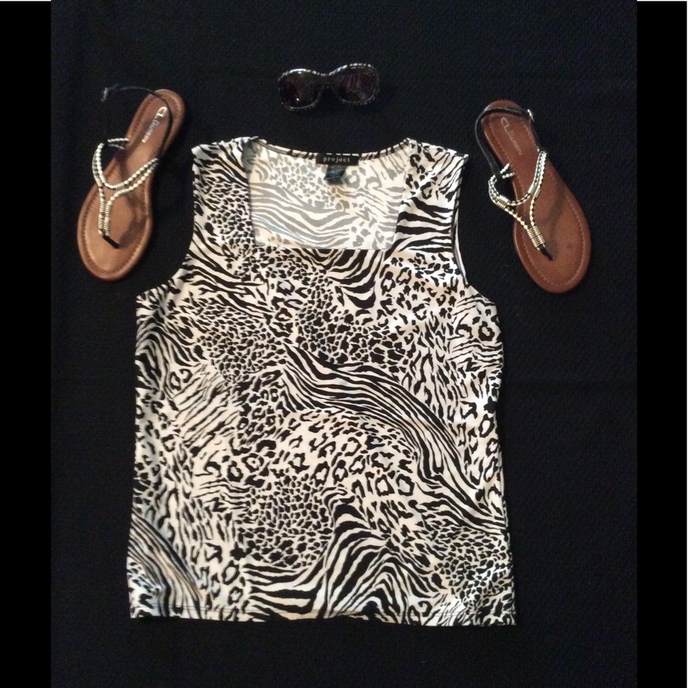 LIKE NEW-BEAUTIFUL TOP WITH SQUARE NECK-SO CUTE