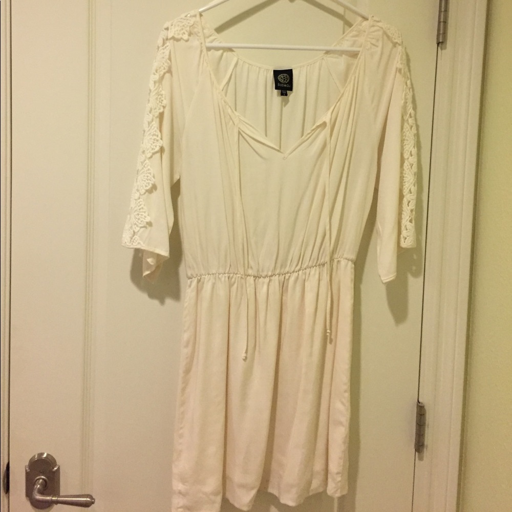 Cream dress with lace details on the sleeve