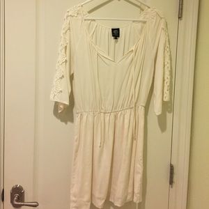 Cream dress with lace details on the sleeve