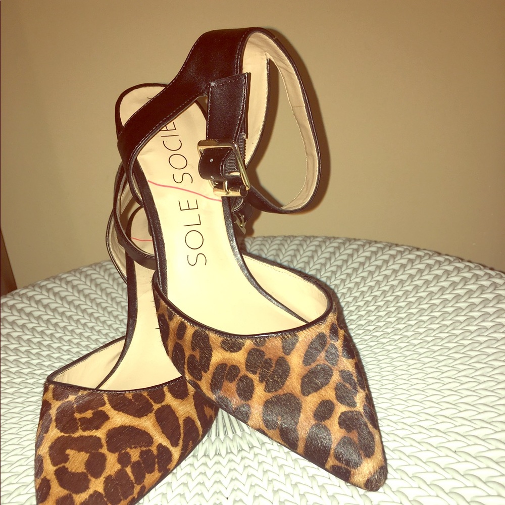 SOLE SOCIETY OLYVIA halo ankle strap pump