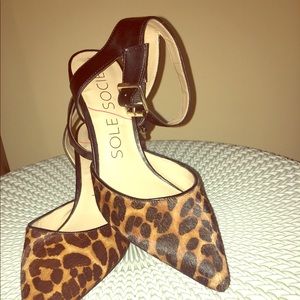 SOLE SOCIETY OLYVIA halo ankle strap pump