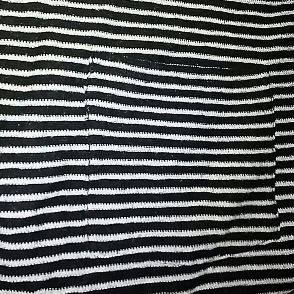 Black and white cropped long sleeve tee