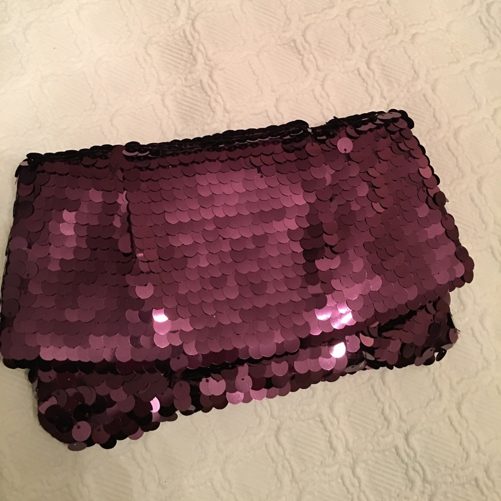 Raisin sequin small clutch.