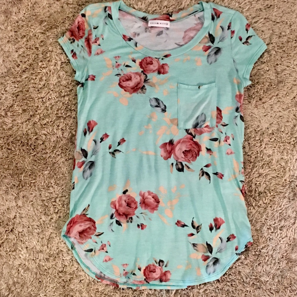NWOT! Floral pocket tee. Coco and main. Size small