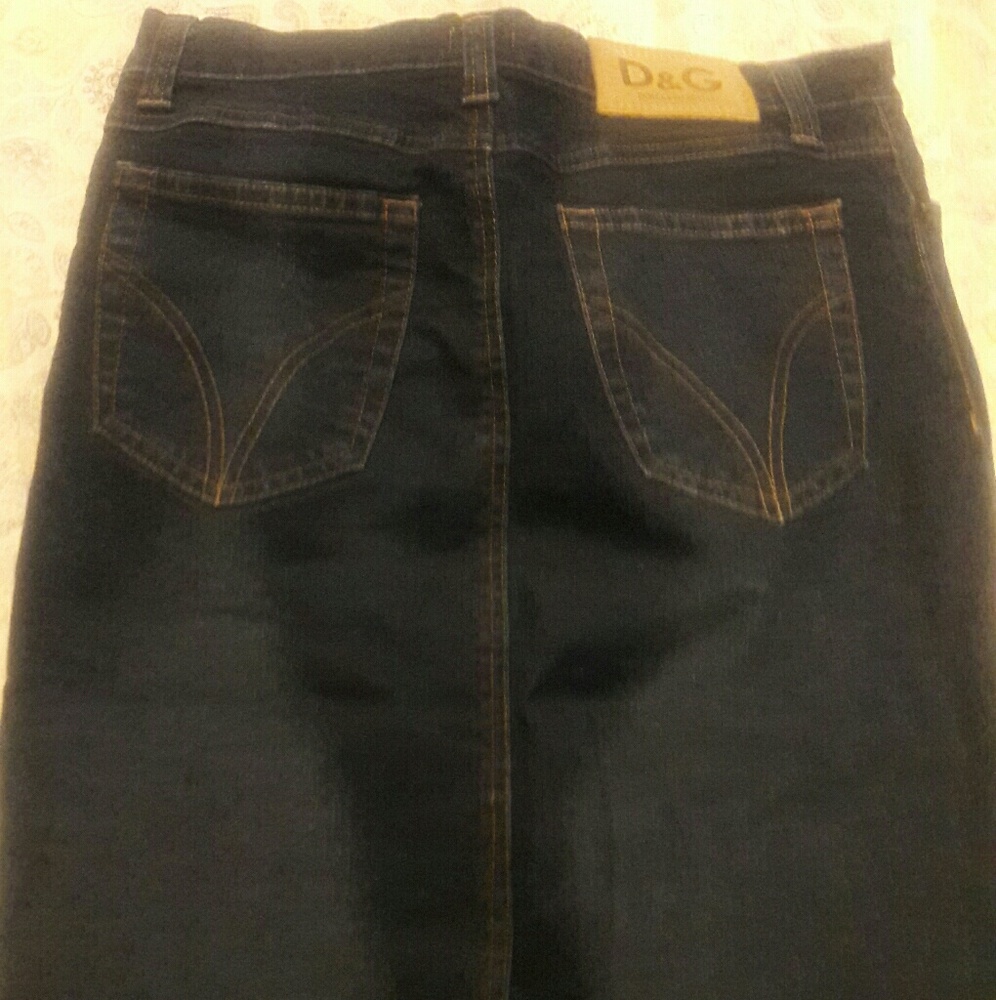 D&G knee length jean skirt. worn twice.