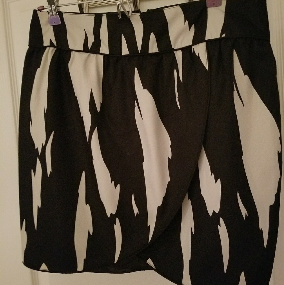 21 Black and White skirt