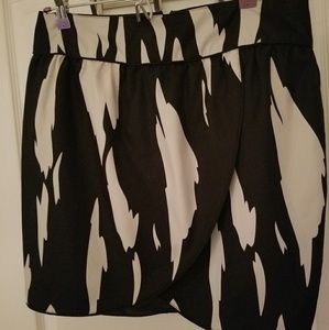 21 Black and White skirt