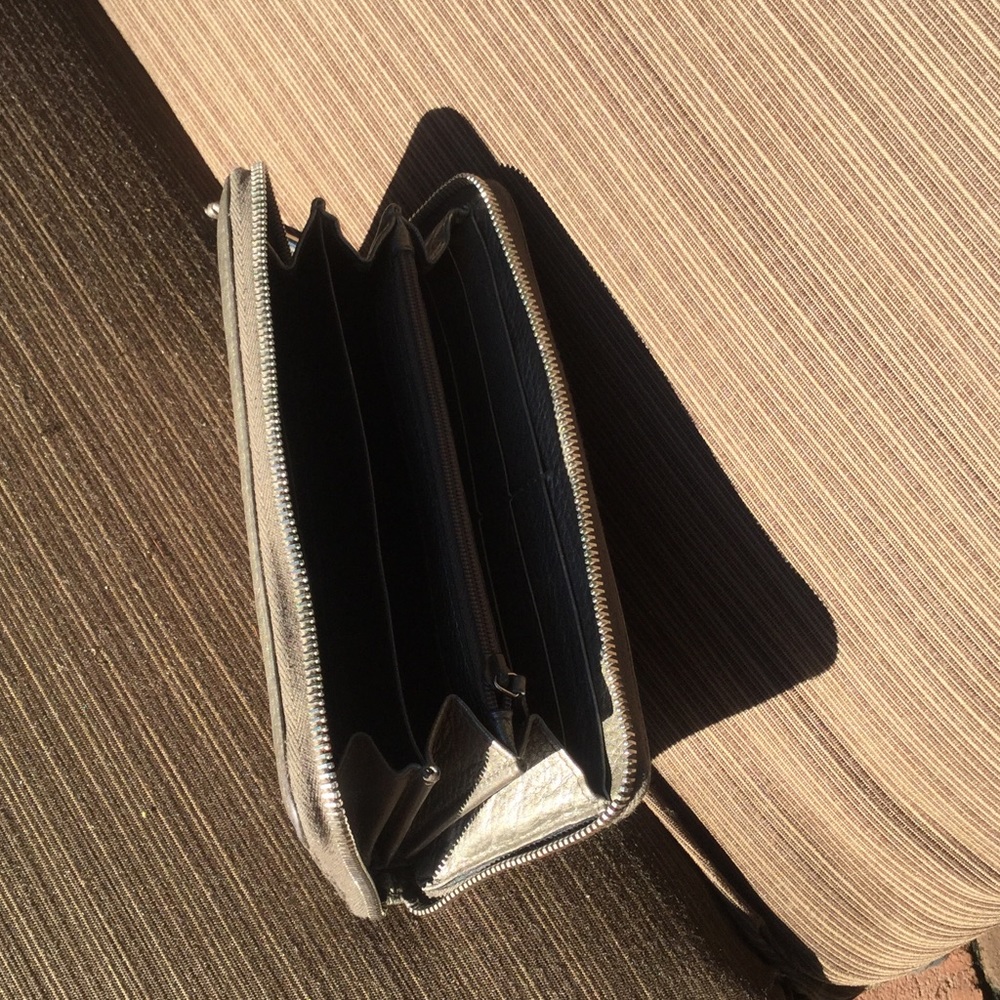 Gucci Wallet--Authentic - Picture 2 of 3