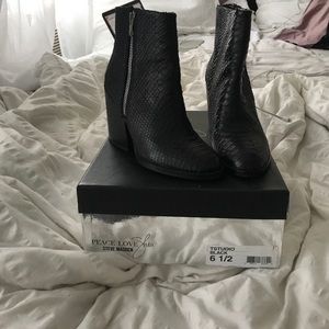 Steve Madden black snake leather  booties