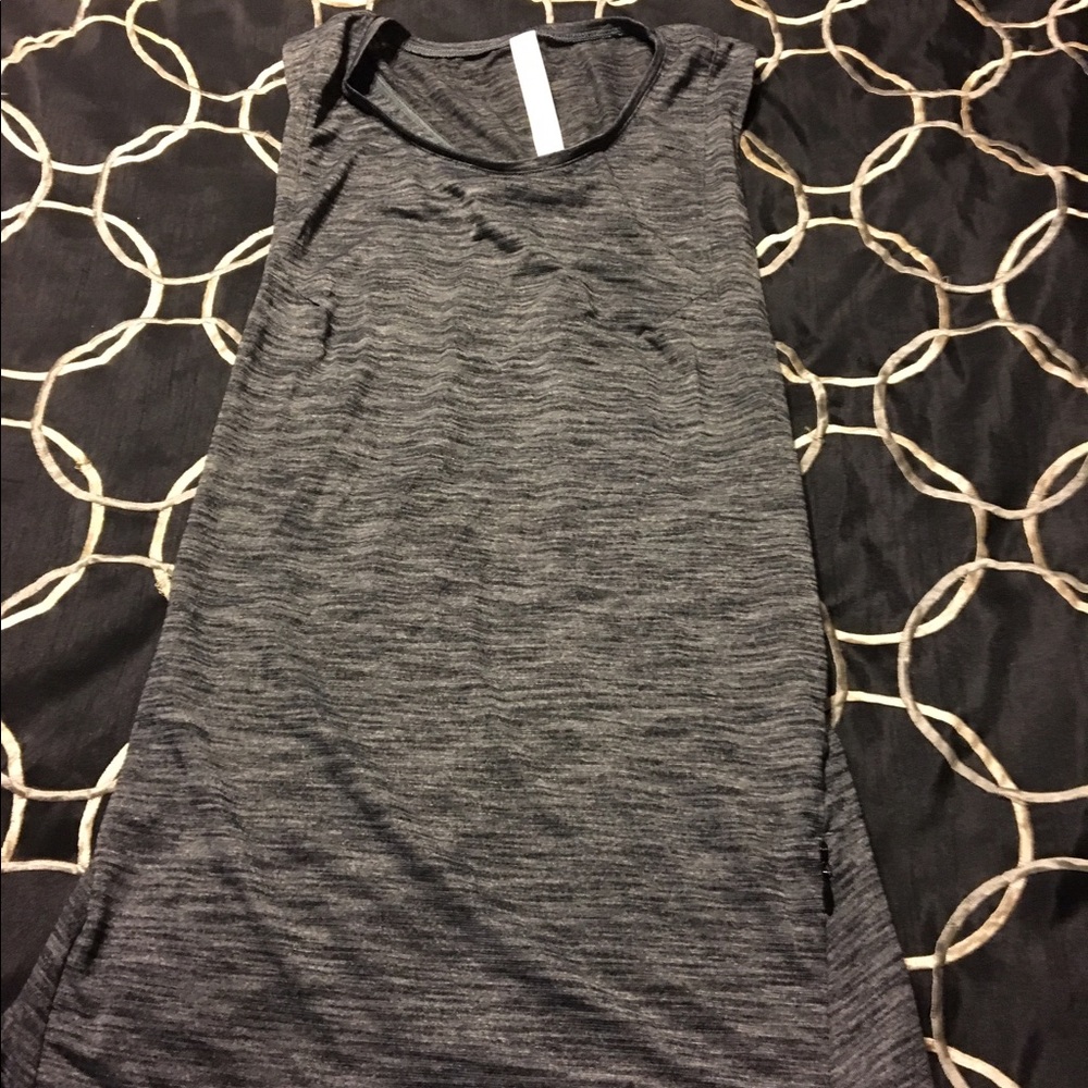 Never worn, lulu tank