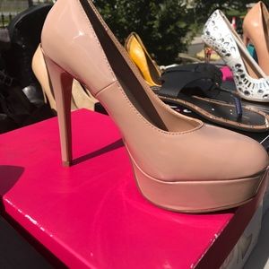 Platform nude pumps