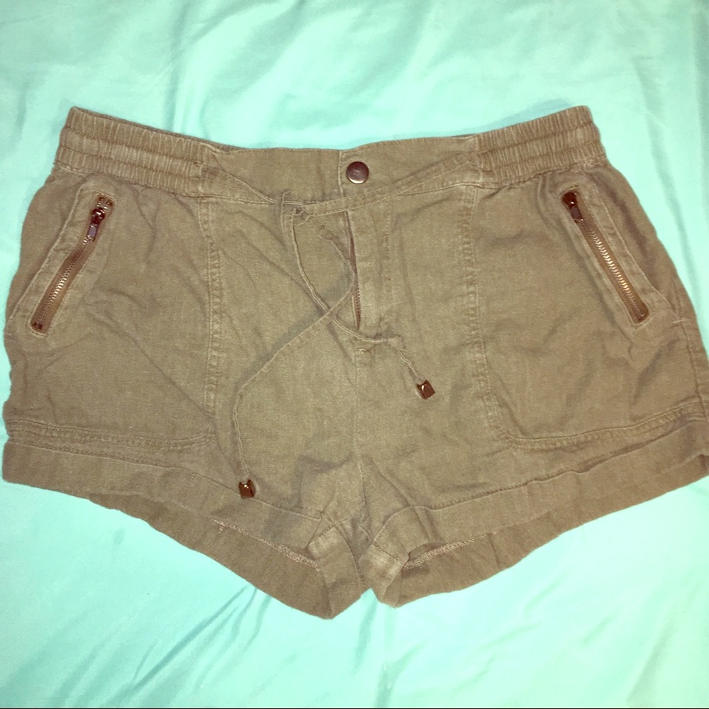 Army green shorts with stretchy waistband