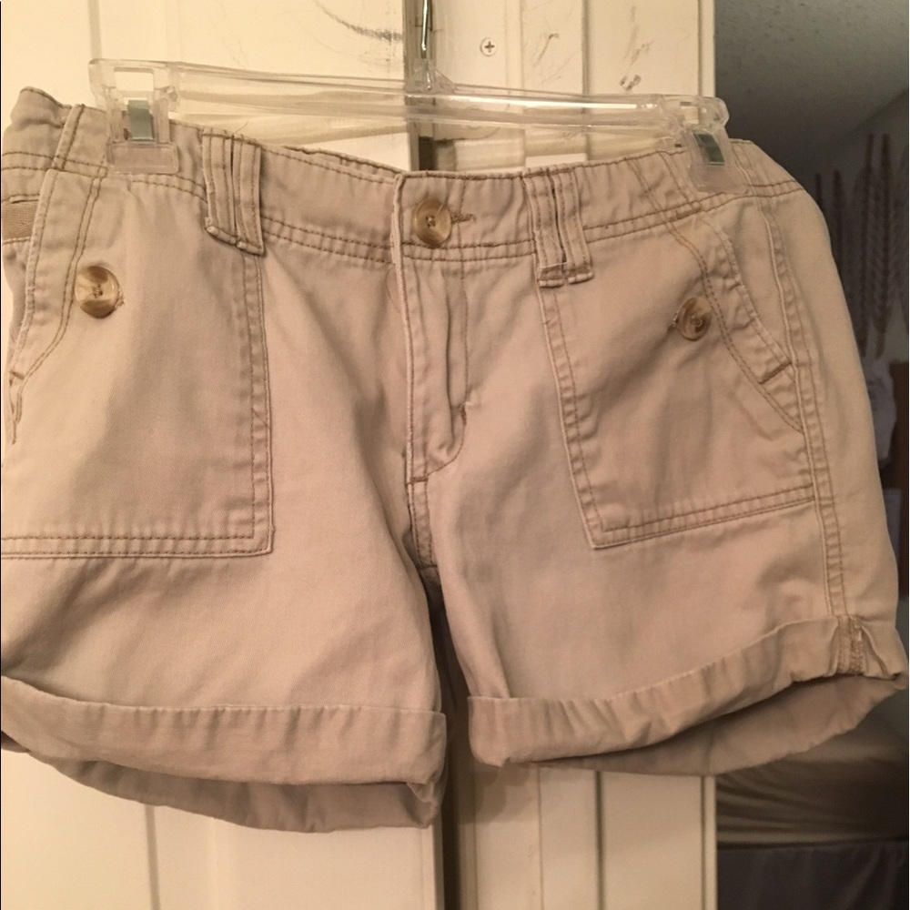 Aéropostale khaki shorts.