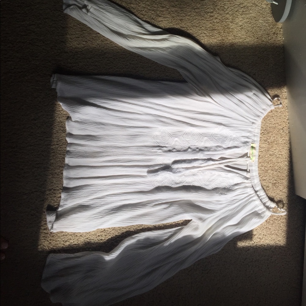 Cut-out shoulder shirt