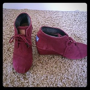 6W BURGANDY TOMS WEDGE, HEELS