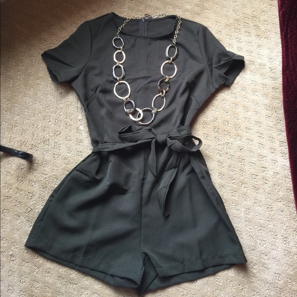 LAST ONE‼️5⭐️Olive green belted romper w/pockets - Picture 3 of 5