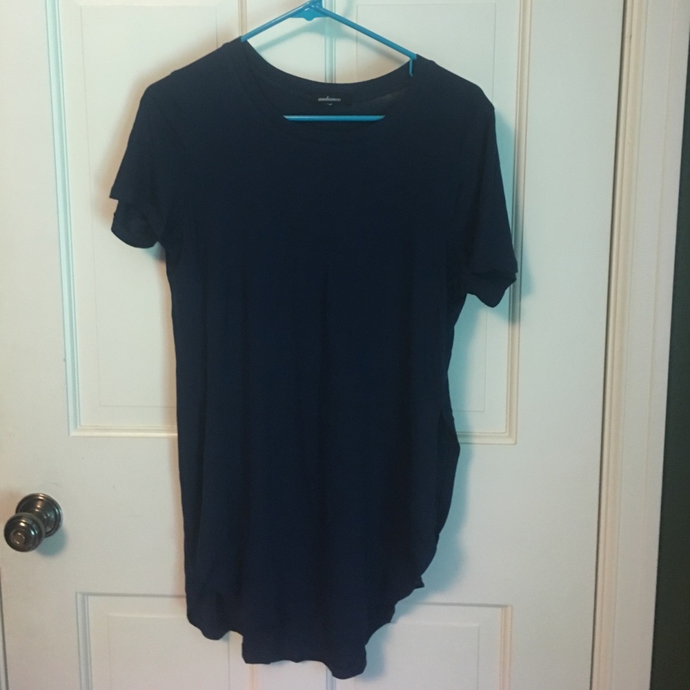 NWOT navy scallop hem side slit tshirt size L