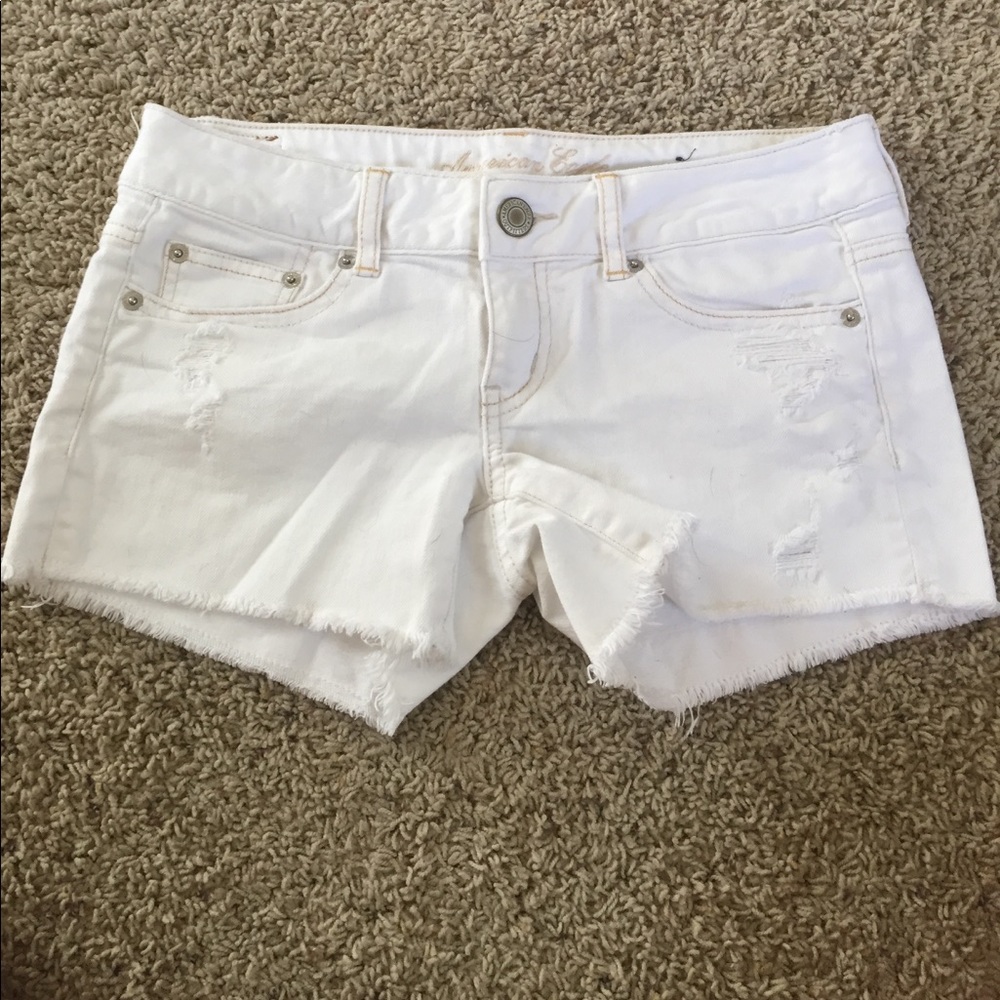 American Eagle 🦅 White Distressed Shorts Size 4