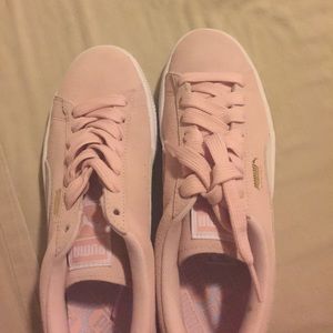 Puma size 7 pink never worn