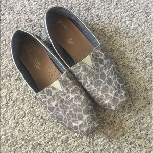 Size 6.5 silver and grey metallic print Toms