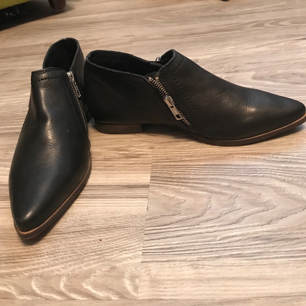 FREE PEOPLE black leather shoes!!