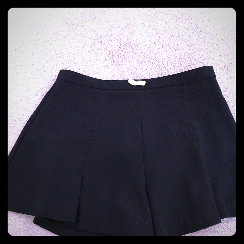 Forever 21 flowly black shorts! Size medium!