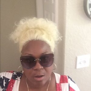 Meet your Posher, Larissa