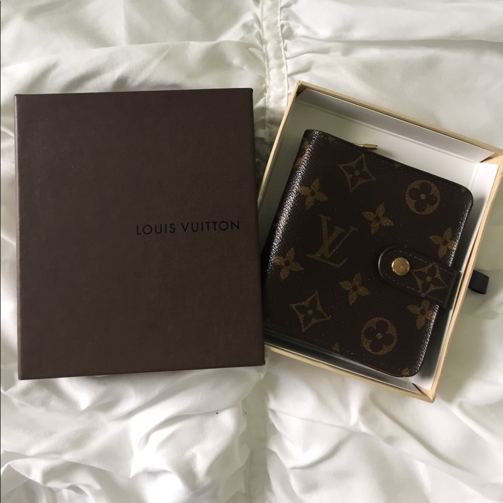 SOLD‼️ Louis Vuitton Zippy Compact Wallet