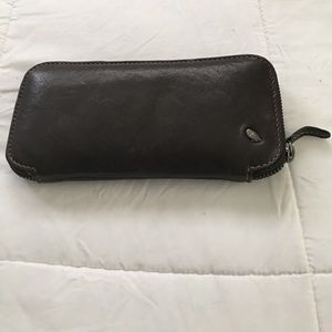 Brown leather wallet zipper closure.