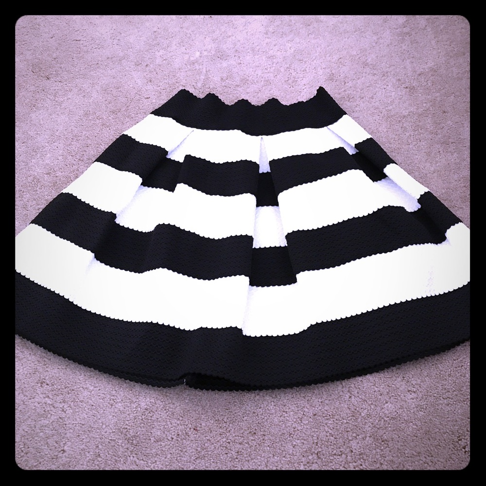 Xhilaration flowy skirt!