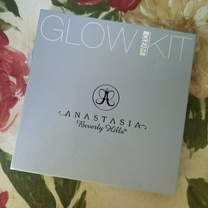 Anastasia Beverley Hills Glow Kit in "Gleam"