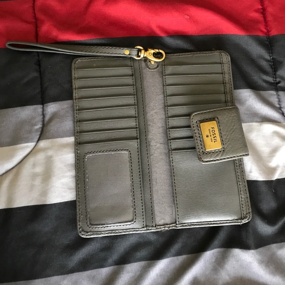 Fossil wallet, gently used... - Picture 1 of 4