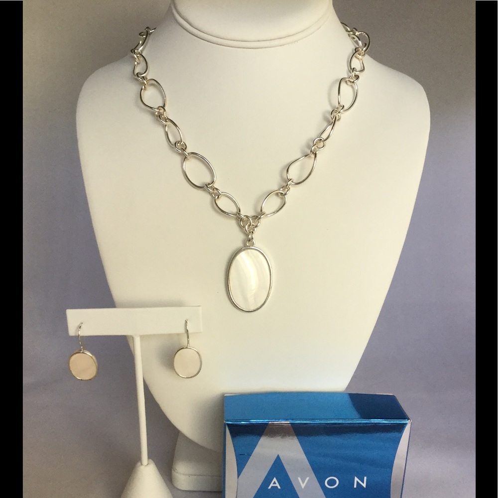 Avon Mother of Pearl Disk Necklace Giftset