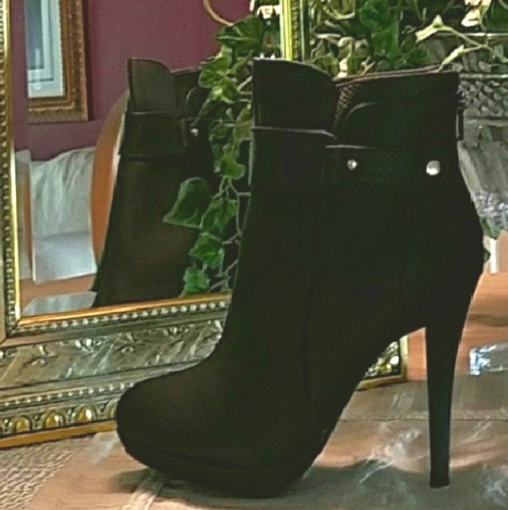 EDITH-2 BLACK CLOSED TOE SNAKESKIN EMBOSSED BOOTIE