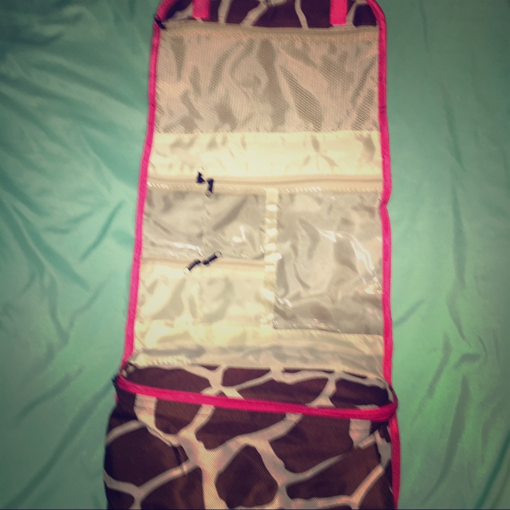 Makeup carrier with giraffe design