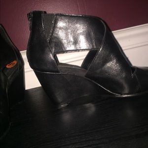 Wedge - zips in back