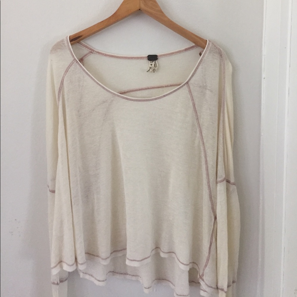 FREE PEOPLE TRENDY OVERSIZED LIGHT SWEATER!