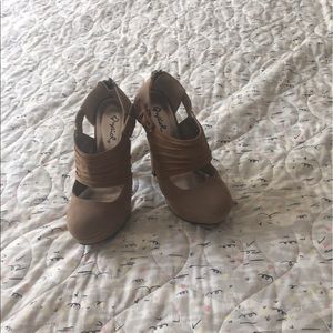 Tan heels size 51/2