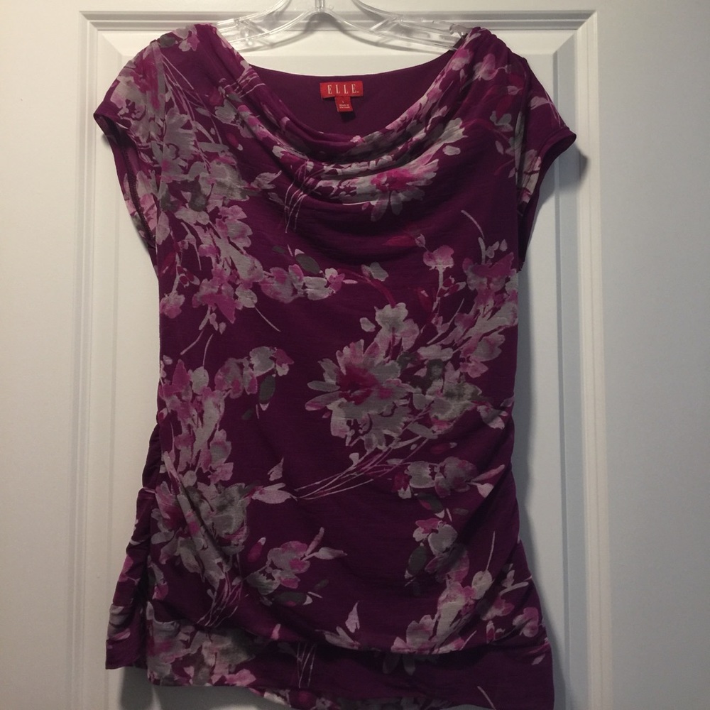 Magenta short sleeve blouse w/ grey flowers, sz L