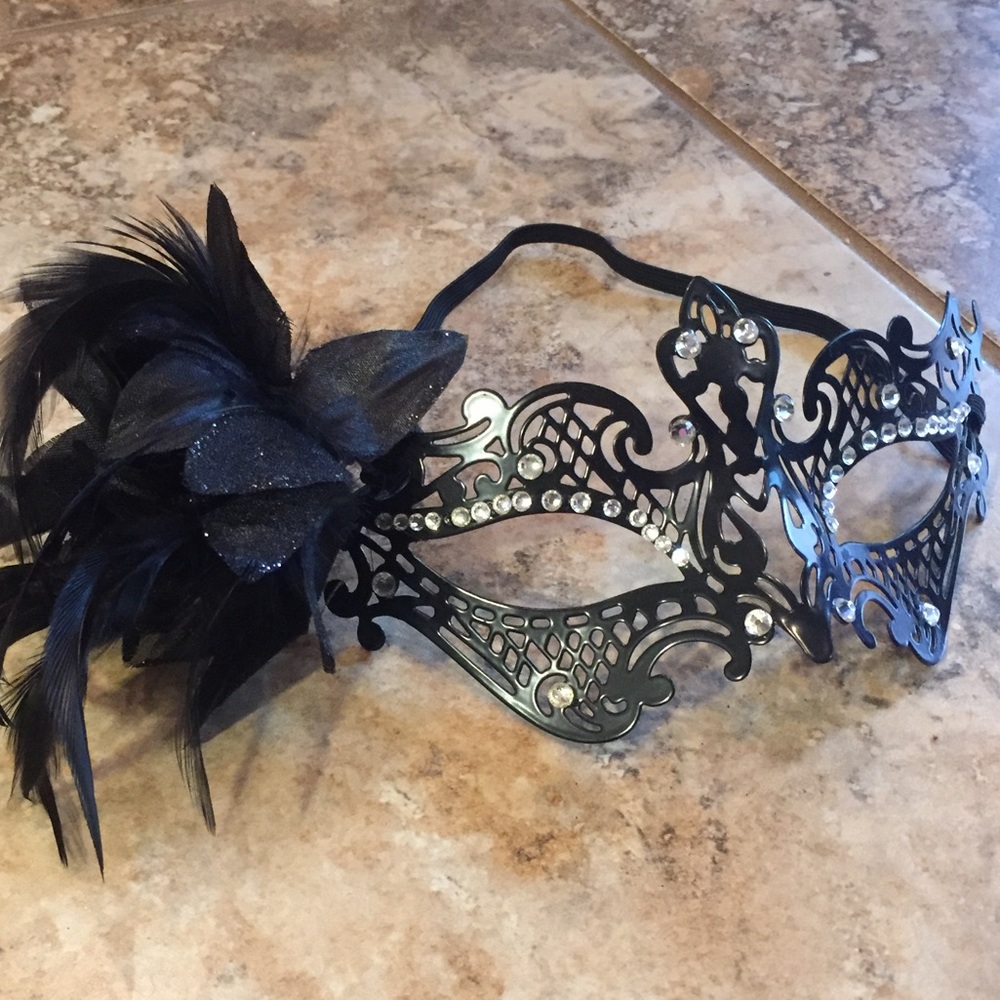 Masquerade Black Metal & Crystal Mask