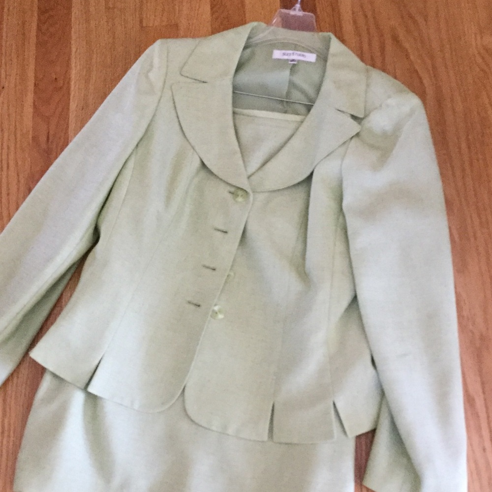 Suit with skirt