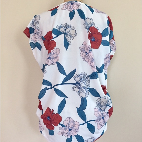 Last 2! Ivory rust floral blouse 🇺🇸 - Picture 3 of 8