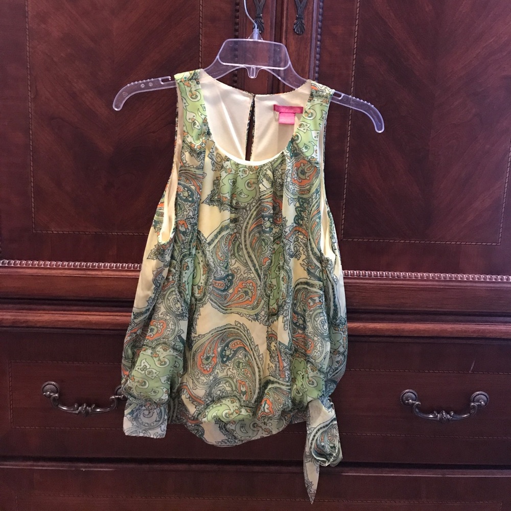 Super cute sleeveless top with a tie at waistband