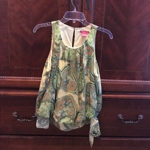 Super cute sleeveless top with a tie at waistband