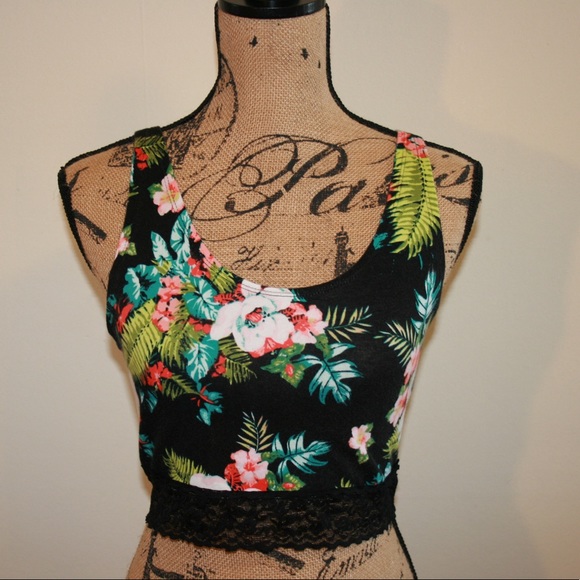 ⭐️CROP TOP BUNDLE⭐️ - Picture 2 of 3