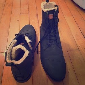 Gorgeous never worn outside TOMS boots