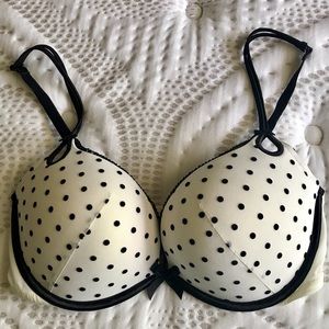 Adorable polka dot bra! 👙