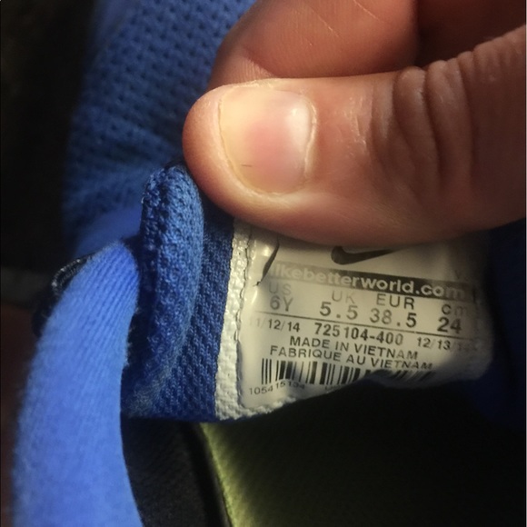 Nike youth tennis shoes - Picture 3 of 3