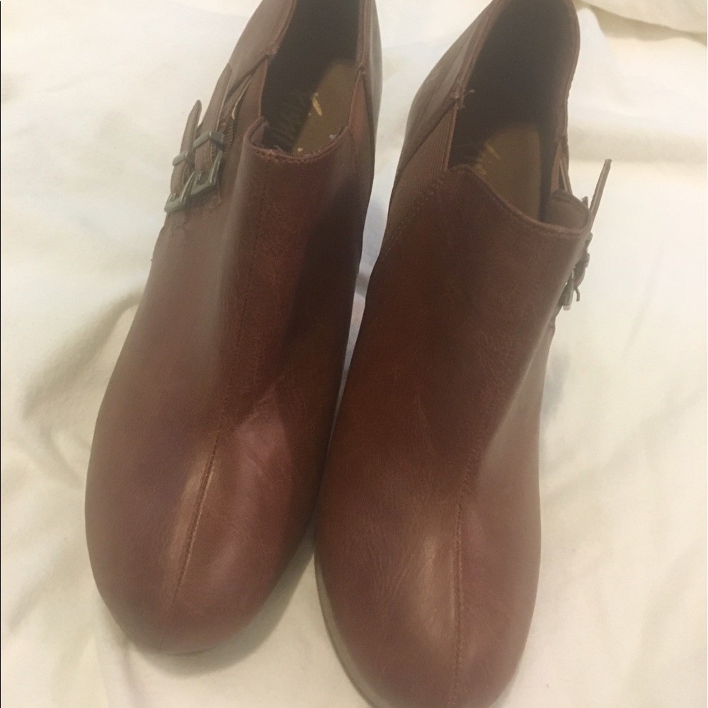 Tan/brown booties size 8